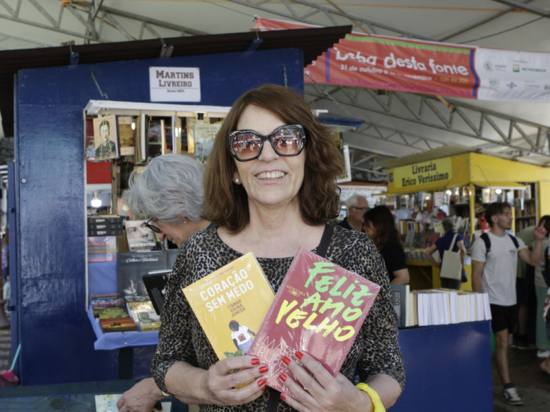 A advogada Karen Becker, que l&ecirc; tr&ecirc;s livros simultaneamente, resolveu presentear um amigo com um cl&aacute;ssico da literatura contempor&acirc;nea | FABIOLA CORREA/JC