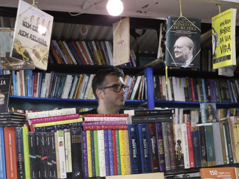 J&aacute; para Guilherme Dullius, propriet&aacute;rio do Beco do Livros, os visitantes tem apostado na compra de cl&aacute;ssicos | FABIOLA CORREA/JC