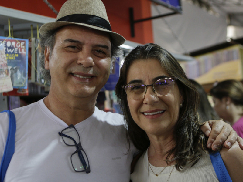 O ga&uacute;cho Tom Belmonte e a catarinense Evolym Paz passeavam entre os estandes, era a primeira vez da catarinese na Feira da Capital | FABIOLA CORREA/JC