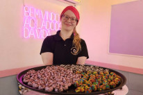 Liandra Winck é a mente e o coração por trás do Brigadeiros da Li, que oferece rodízio dos doces na Capital