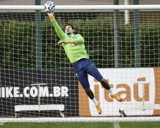Ancelotti tem conversa em separado com Vini Jr durante treino da seleção
