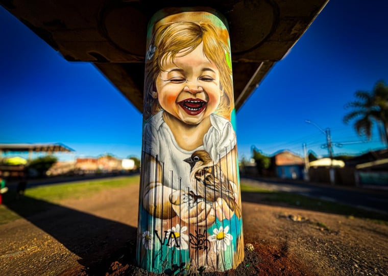 Artistas Silvio Pedroso e Vitória Severo pintaram imagens no bairro Rio dos Sinos