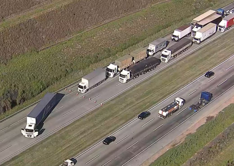 Local foi sinalizado e isolado pelo Policiamento Rodoviário para conter a situação