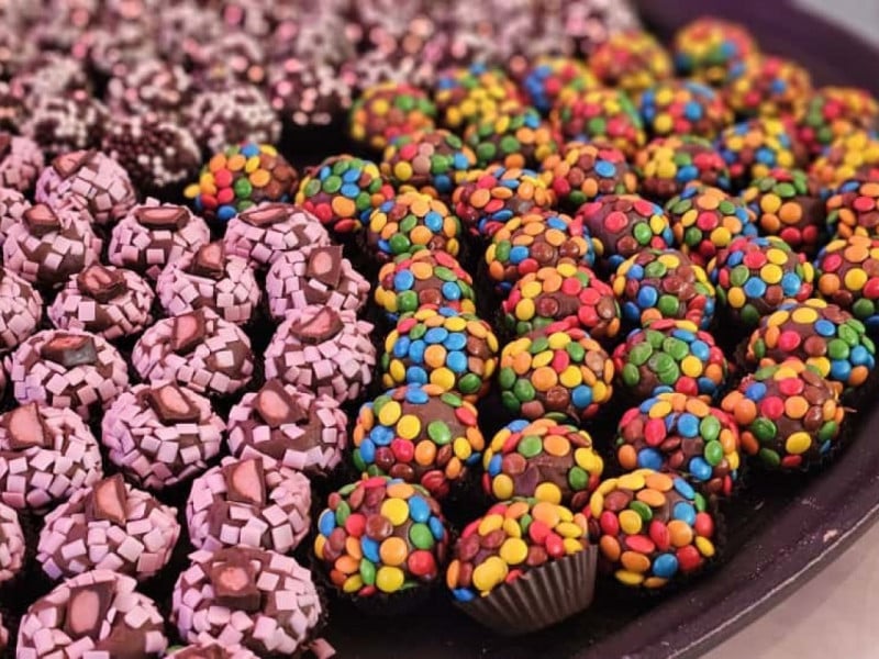 O negócio se tornou sensação nas redes sociais ao lançar o rodízio de brigadeiros, com mais de 25 sabores diferentes
<br />Foto: NATHAN LEMOS/JC