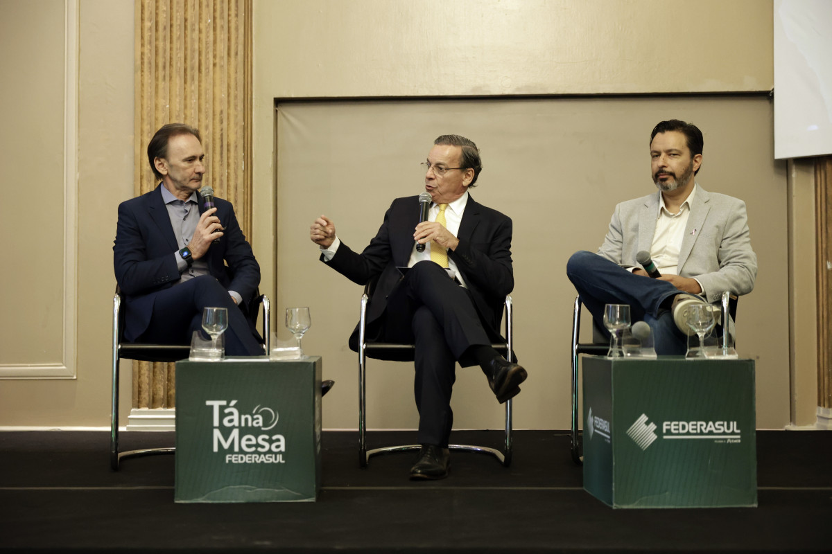 Interven&ccedil;&otilde;es de Costella (e) e Hiratan (d) foram mediadas por Bacchieri | T&Acirc;NIA MEINERZ/JC