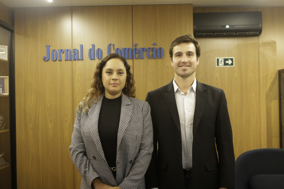 A diretora-executiva da Abiarroz, Andressa Silva, foi recebida pelo diretor-presidente do Jornal do Com&eacute;rcio, Giovanni Jarros Tumelero | FABIOLA CORREA/JC
