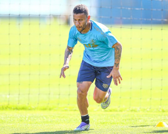 Marcos Rocha volta a treinar e deve reforçar o Grêmio diante do Vasco