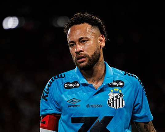 Neymar é cobrado em faixa colocada na frente do CT do Santos às vésperas de jogo com Palmeiras