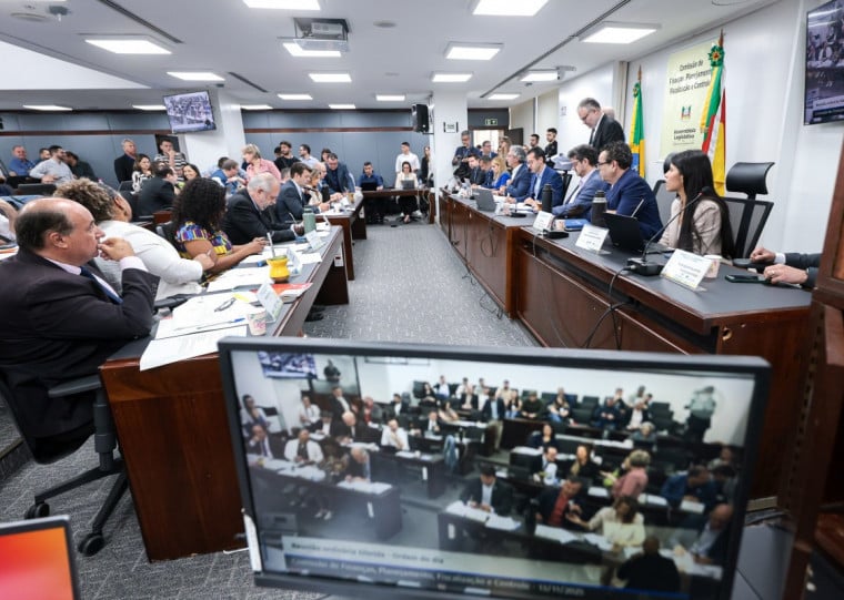 Texto recebeu 2.542 emendas, das quais 2.420 foram acatadas pelo relator na comissão