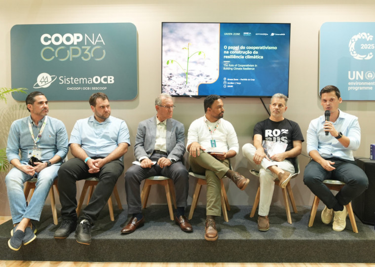 Maurício Bonafé (segundo a partir da esquerda), gerente agrícola da Cooperativa Vinícola Aurora, e Danilo Macedo (primeiro à direita), superintendente de Relações Institucionais do Sicredi