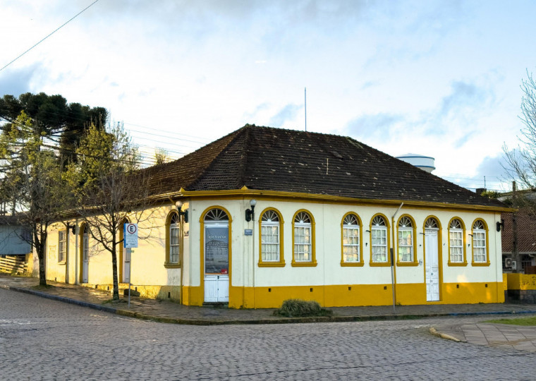 Chamada de Casa Amarela, local foi a sede da prefeitura por décadas no município