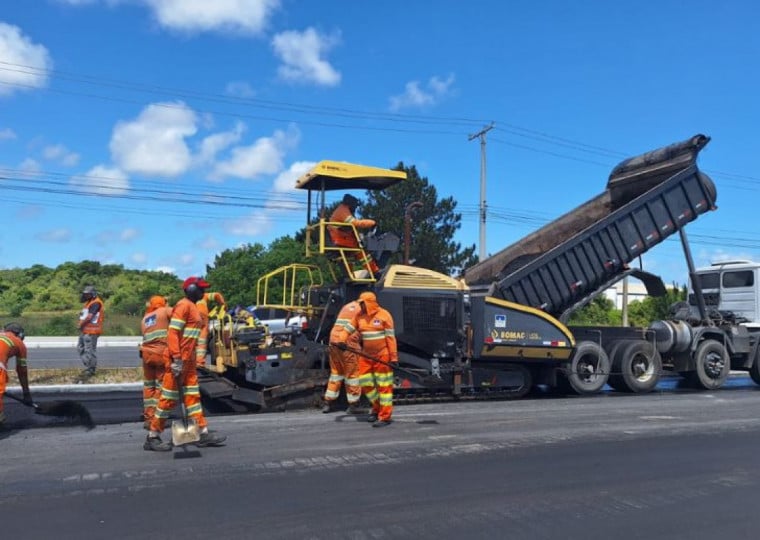 Daer informou que fará a sinalização horizontal do lado esquerdo da pista duplicada, além da instalação de sinalização provisória e postes de iluminação pública