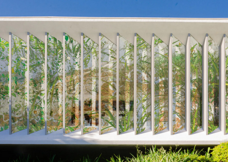 Instituto Ling recebe instalação inédita de Leandro Lima que transforma fachada do prédio e performance audiovisual baseada em filme
