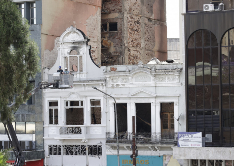 Nos dois casarões, no Centro Histórico, funcionavam uma loja de sapatos e um bazar 