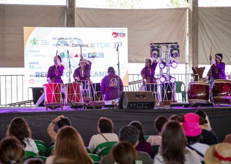 Um das atrações envolve a apresentação de grupos de danças tradicionais do Japão de diferentes regiões do Estado e do País