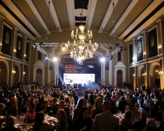 Evento beneficente vai leiloar medalha de Sobis, tênis de D’Alessandro e camisa de Kannemann