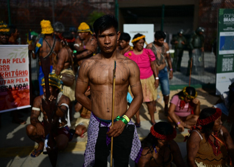 Ao menos duas dezenas de agentes de segurança estão no local Supervisionando a ação