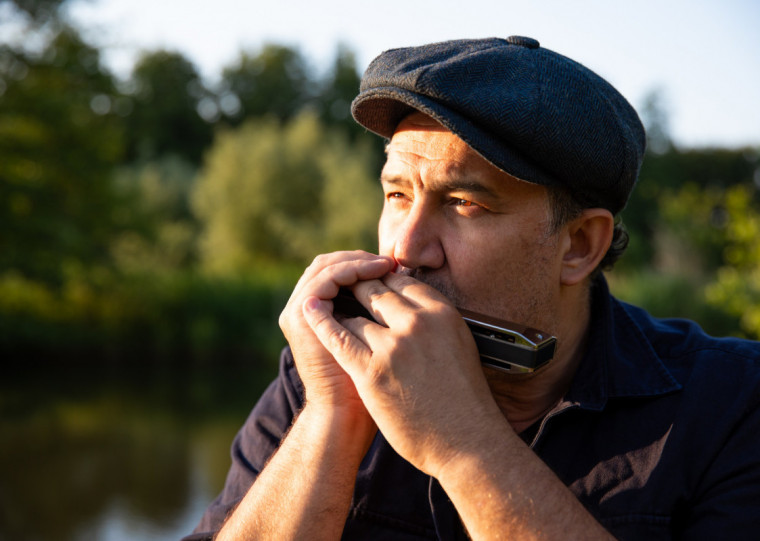 ‘Entre Notas e Silêncios’ mistura composições autorais, clássicos instrumentais, releituras de bossa nova e peças em gaita