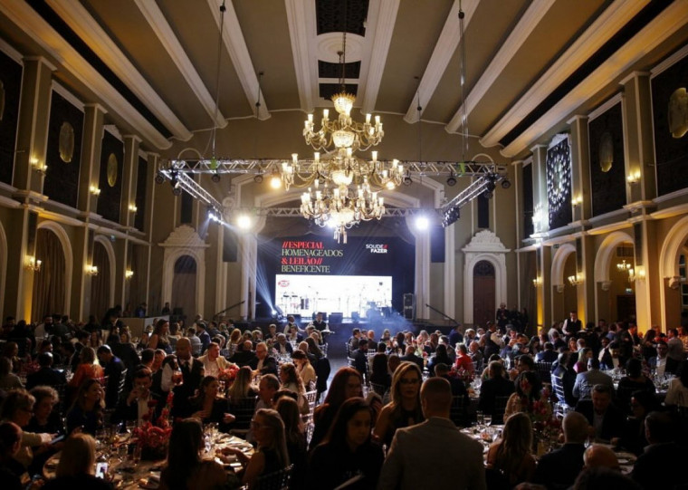 Toda renda arrecadada pela venda dos objetos será revertida para projetos sociais