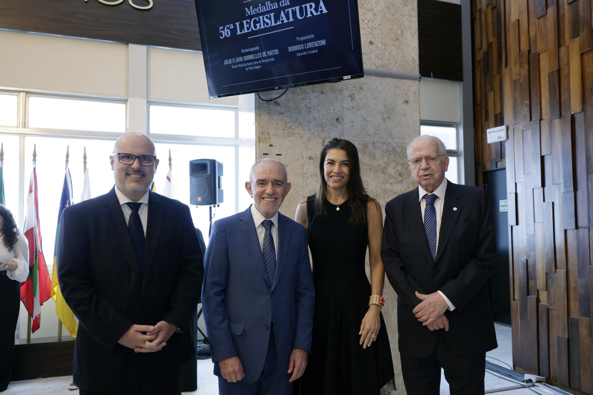 Rodrigo Lorenzoni, Julio Matos, Nora Teixeira e Alfredo Englert durante a cerim&ocirc;nia no sal&atilde;o J&uacute;lio de Castilhos | T&Acirc;NIA MEINERZ/JC