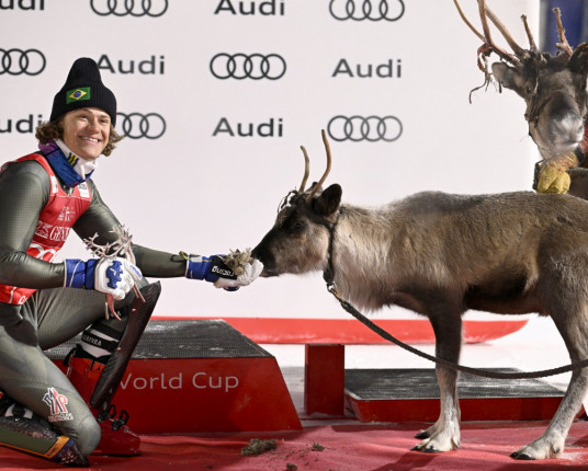 Lucas Pinheiro ganha título inédito de esqui alpino para o Brasil