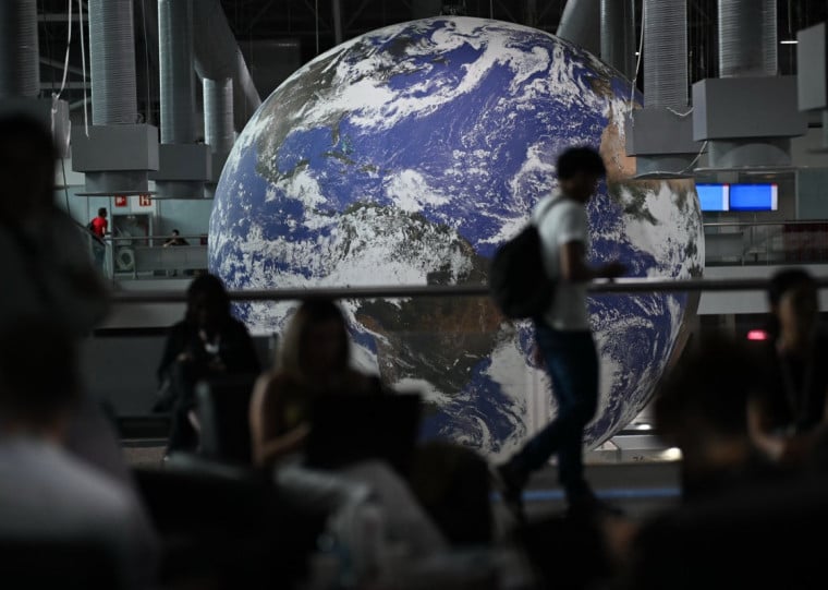 Globo terrestre na área destinada a ONGs e grupos da sociedade, na Zona Azul da COP30