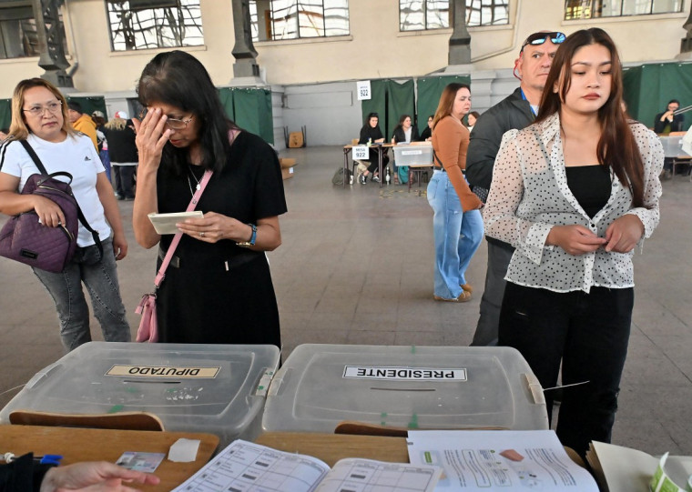 Eleitores fazem fila para votar durante a eleição geral, no centro cultural Estación Mapocho, em Santiago