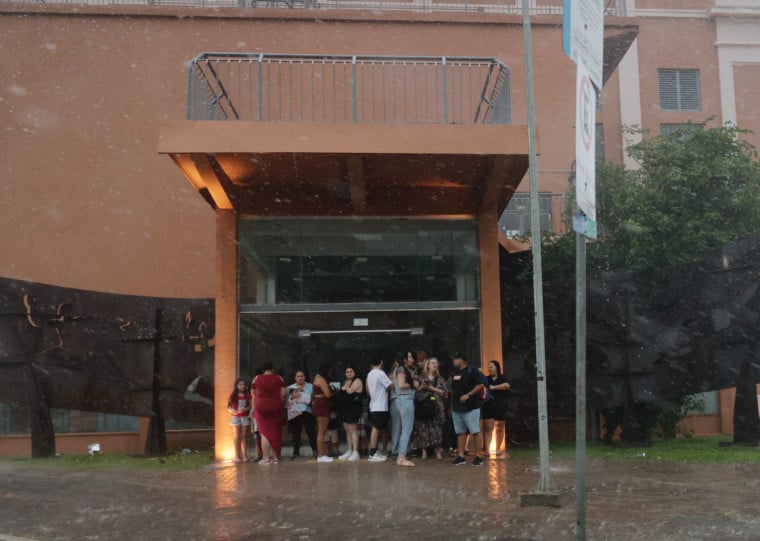 Porto Alegre informou danos em 15 telhados, queda de árvores, um desmoronamento e um alagamento