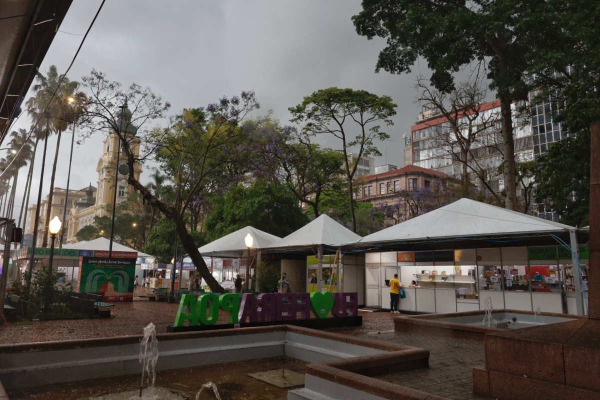 O c&eacute;u escureceu na Pra&ccedil;a da Alf&acirc;ndega, no Centro Hist&oacute;rico de Porto Alegre | T&acirc;nia Meinerz/JC