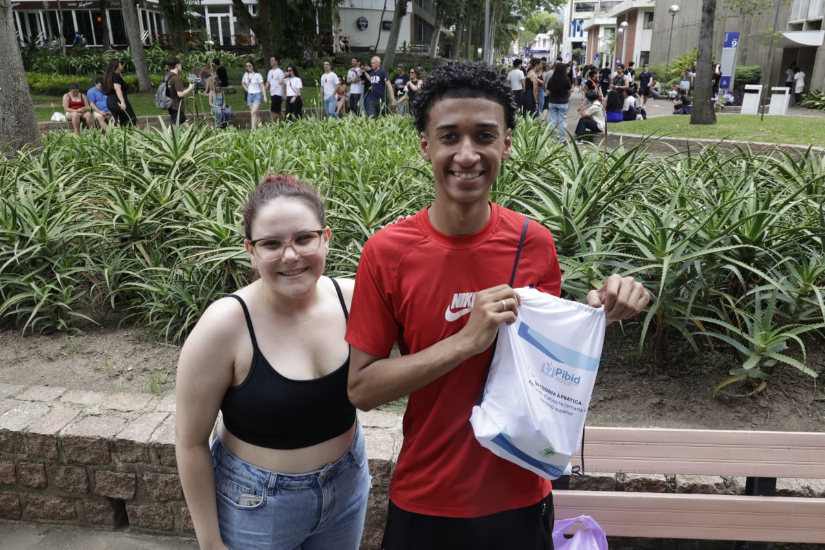 Yasmin Weber, do projeto do Pibid, e Aramis da Silva de Azambuja que recebeu kit para realiza&ccedil;&atilde;o das  provas | T&Acirc;NIA MEINERZ/JC