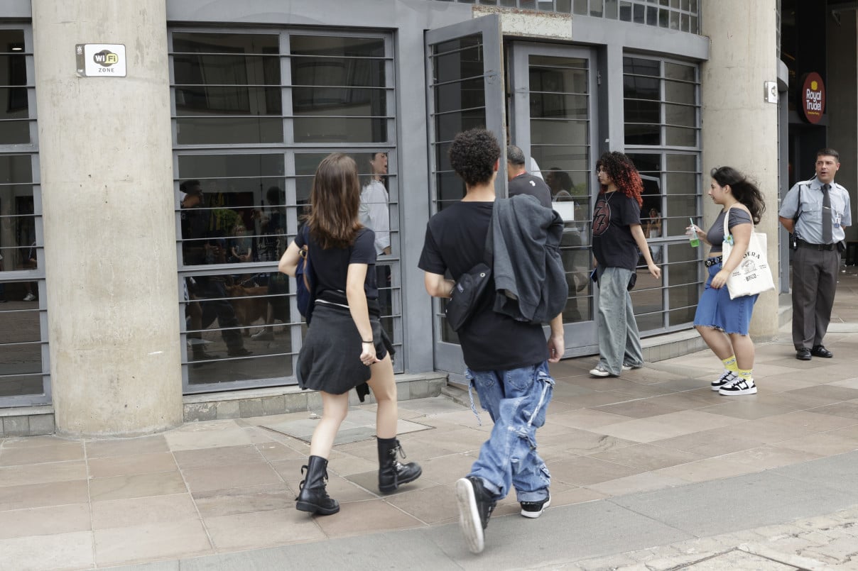 O fechamento dos port&otilde;es fez com que candidatos precisassem correr para chegar a tempo  | T&Acirc;NIA MEINERZ/JC