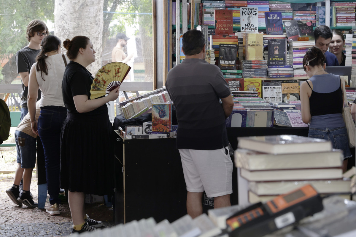 Interesse por cl&aacute;ssicos e por lan&ccedil;amentos locais impulsionaram vendas na Pra&ccedil;a da Alf&acirc;ndega | T&Acirc;NIA MEINERZ/JC