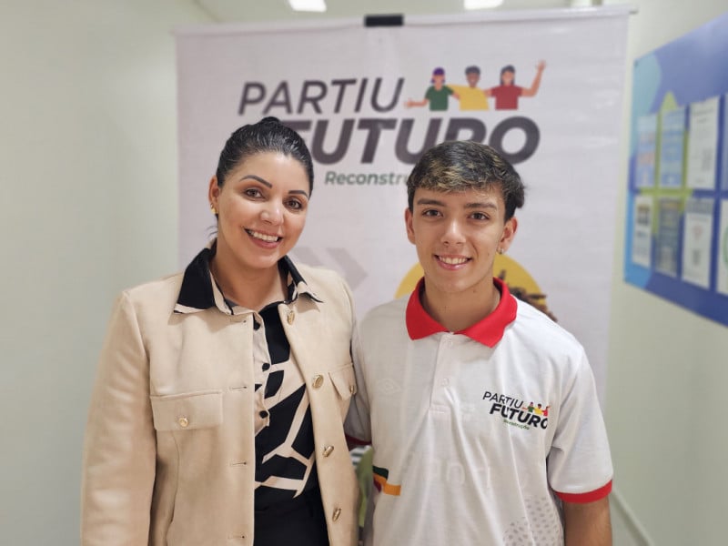 Ester Melo, coordenadora psicossocial da Demà, e Lukas Scheibler Kalkmann, um dos cinco estudantes que participou do intercâmbio <br />Foto: NATHAN LEMOS / JC