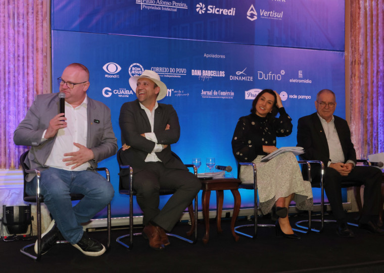 Vereadores Tiago Albrecht, Moisés Barbosa, Comandante Nádia e Idenir Cecchim participaram do debate no Palácio do Comércio