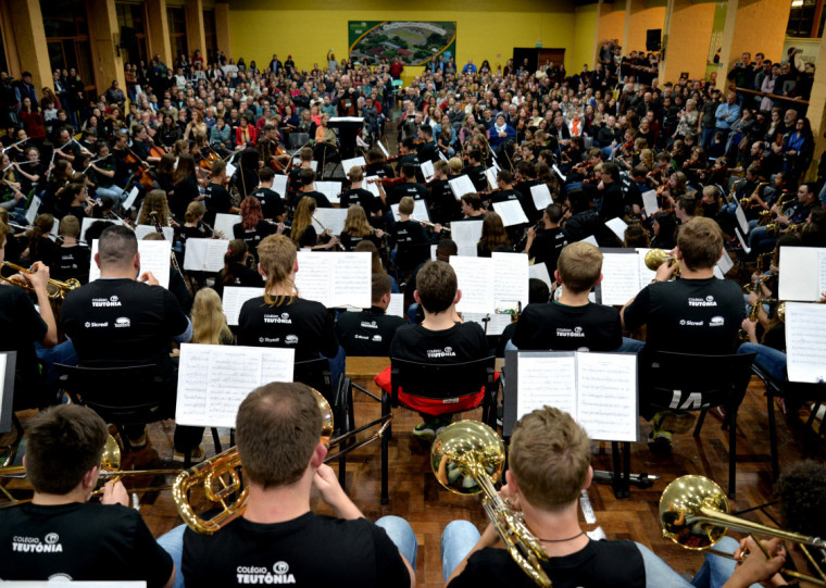 Estudantes, músicos e apreciadores se reúnem para apresentações e oficinais musicais