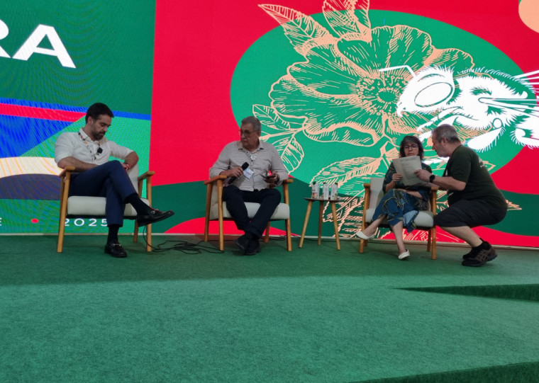 Franciso Milanez, da Agapan, entregou carta resposta sobre o Bioma Pampa à Inamara Mélo, do governo federal durante painel com o governador Eduardo Leite e o prefeito Sebastião Melo