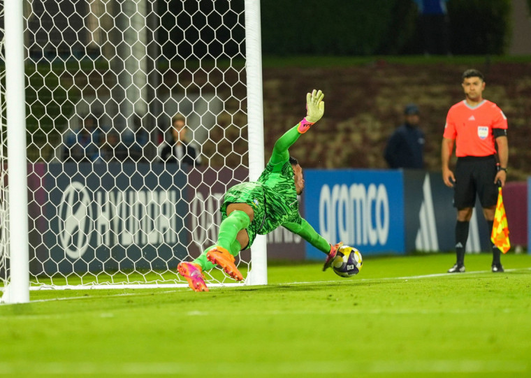 João Pedro pegou três penalidades na partida e garantiu o Brasil nas quartas