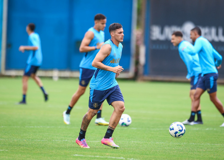 Sem Edenílson e Alysson, argentinos voltam ao time titular