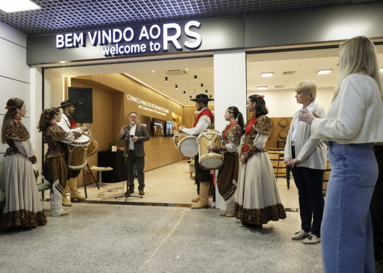  O espaço integrado ao térreo foi projetado para oferecer informações e auxílio aos viajantes