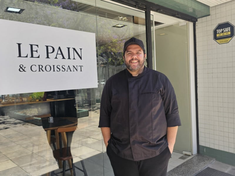  Ronan Martins Camargo está è frente do Le Pain & Croissant<br />Foto: JÚLIA FERNANDES/ESPECIAL/JC