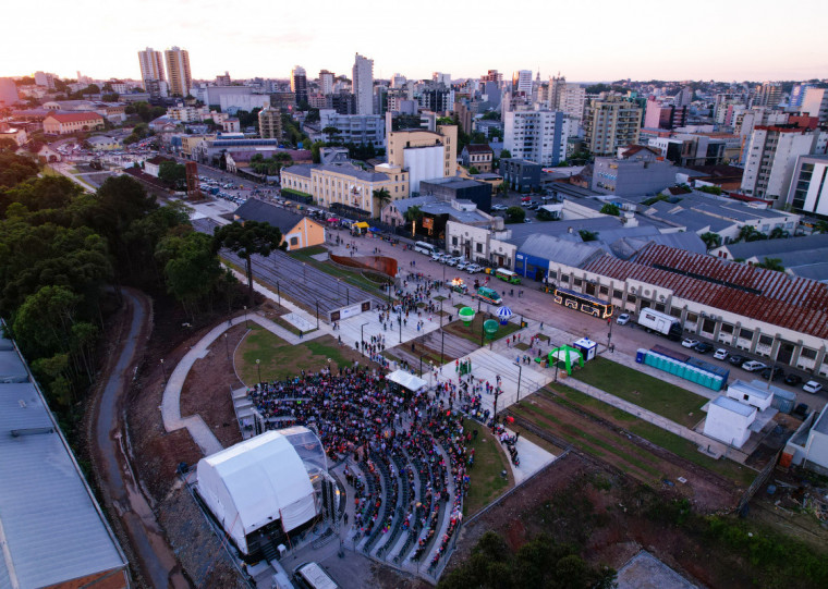 Inauguração fez parte da abertura da programação de Natal da cidade; nova etapa inclui a instalação de locomotiva reformada