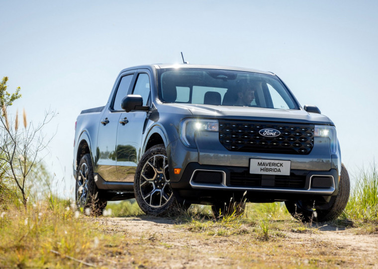 Suspensões são independentes, do tipo McPherson na dianteira e Multilink na traseira