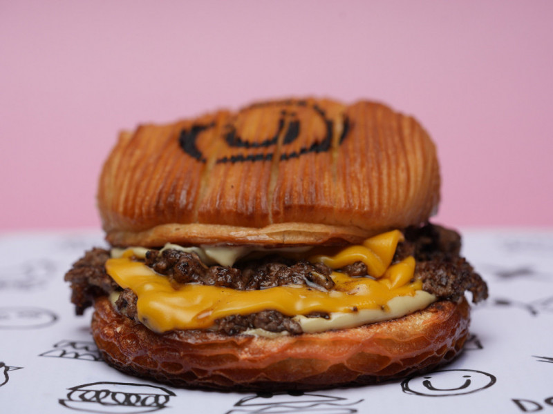 Em uma collab in&eacute;dita, o De Rua e a Sfoglia lan&ccedil;aram o samash cl&aacute;ssico com p&atilde;o redondo de croissant<br />Foto: RAFAEL BAUER/DE RUA/DIVULGA&Ccedil;&Atilde;O/JC