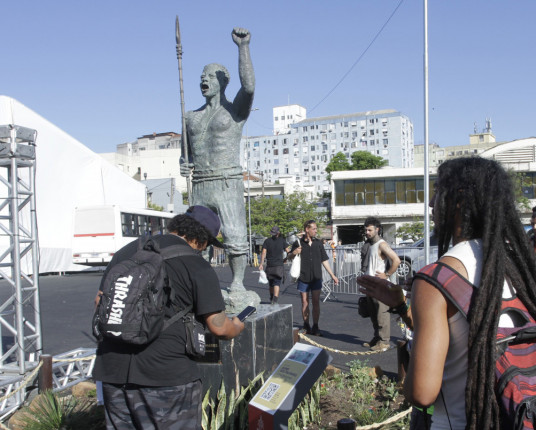 Estátua de Zumbi dos Palmares atrai visitantes no Dia da Consciência Negra