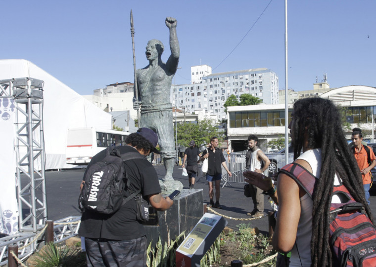 Monumento em homenagem a Zumbi dos Palmares atrai visitantes no Dia da Consciência Negra