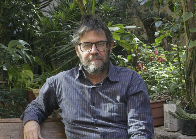 Artista gráfico faz da experimentação sua marca, reinventando formatos, técnicas e suportes