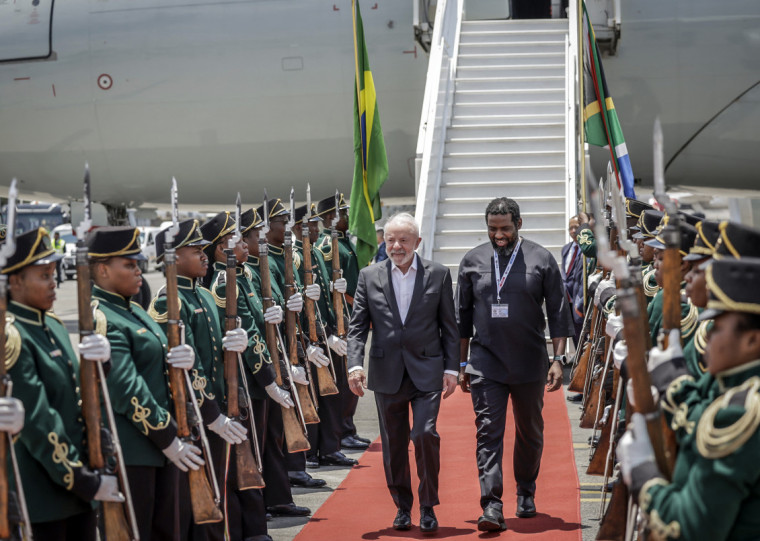Lula é recebido pelo ministro da Educação Superior da África do Sul, Buti Manamela, em sua chegada 