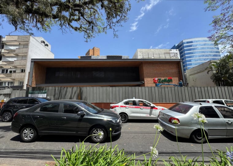 Fachada ganhou a marca do supermercado Zaffari, com acesso principal pela rua Dr Timóteo 