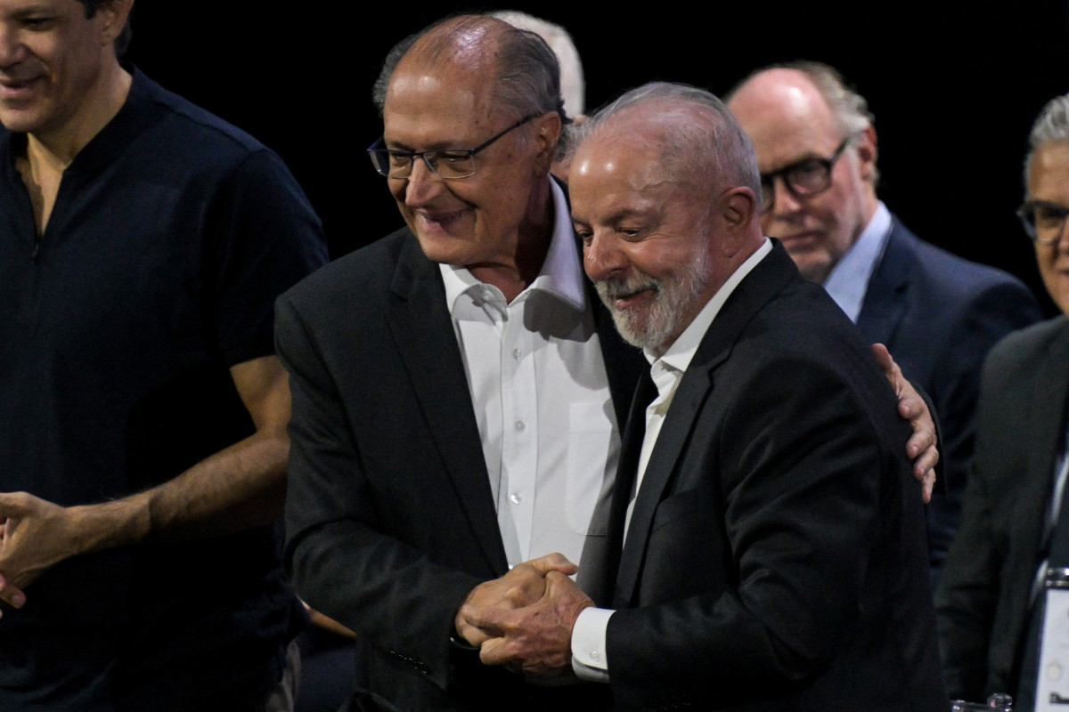 Lula: retirada de sobretaxa foi passo na direção certa, mas é preciso 'avançar ainda mais'