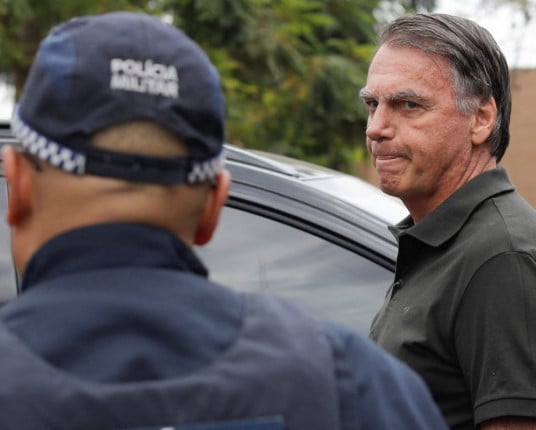 Ministros do STF analisam prisão de Bolsonaro nesta segunda-feira